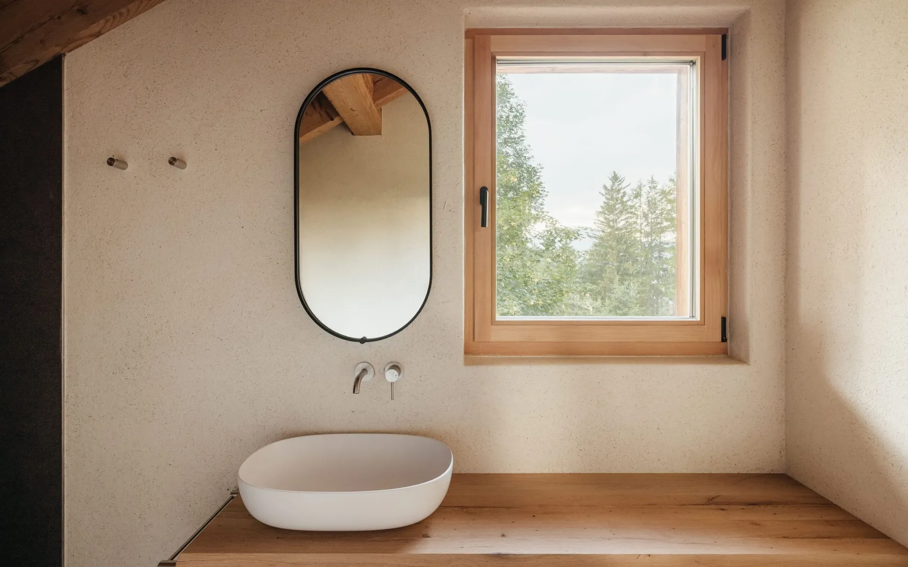 Implanc sanitars y aredamënt por bagns tla Val Badia