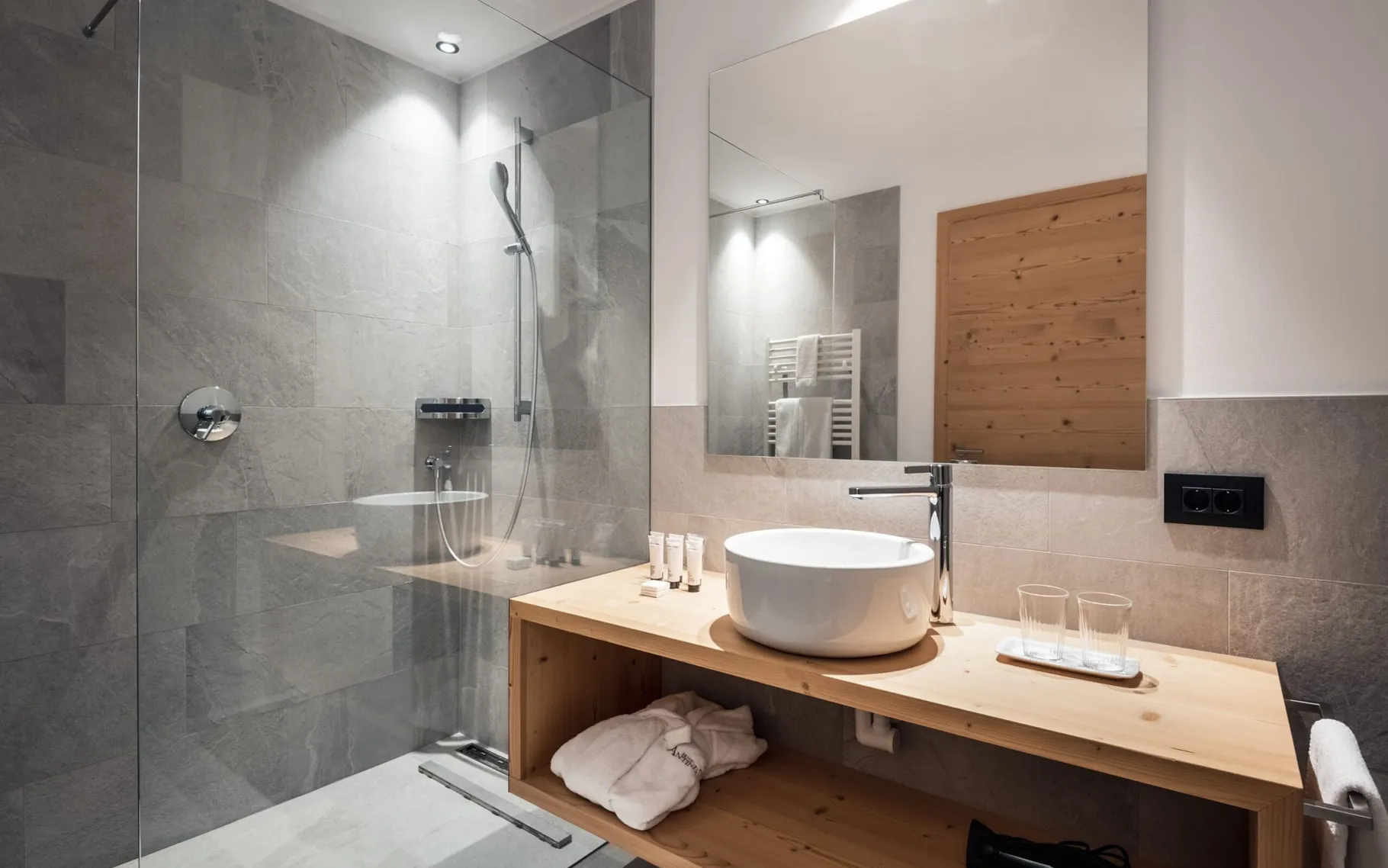 AM Antines CAMERE 13